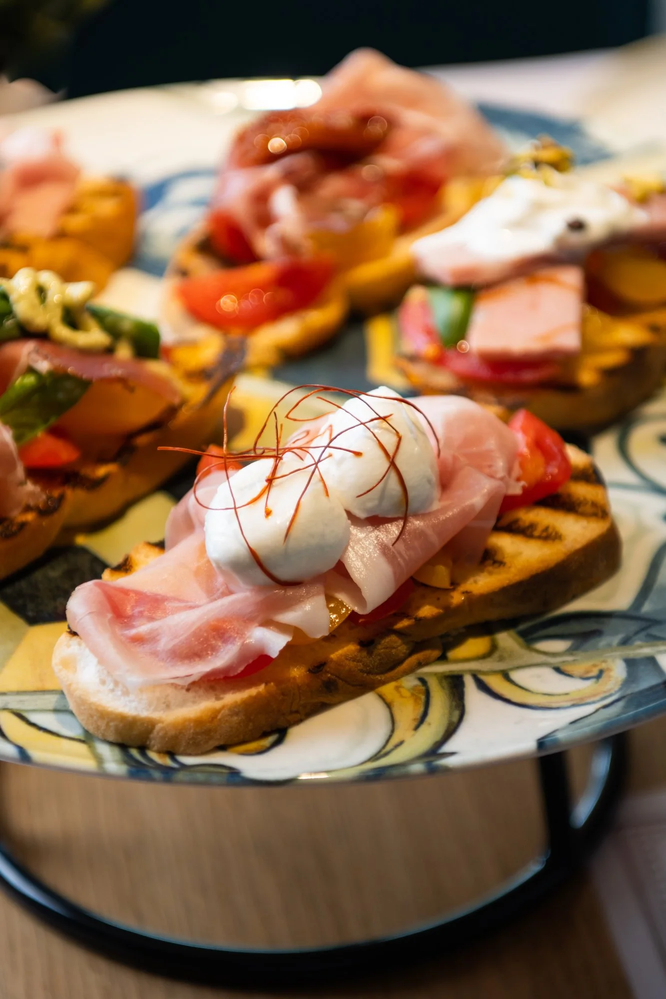Bruschetta con crudo, burrata e pomodorini