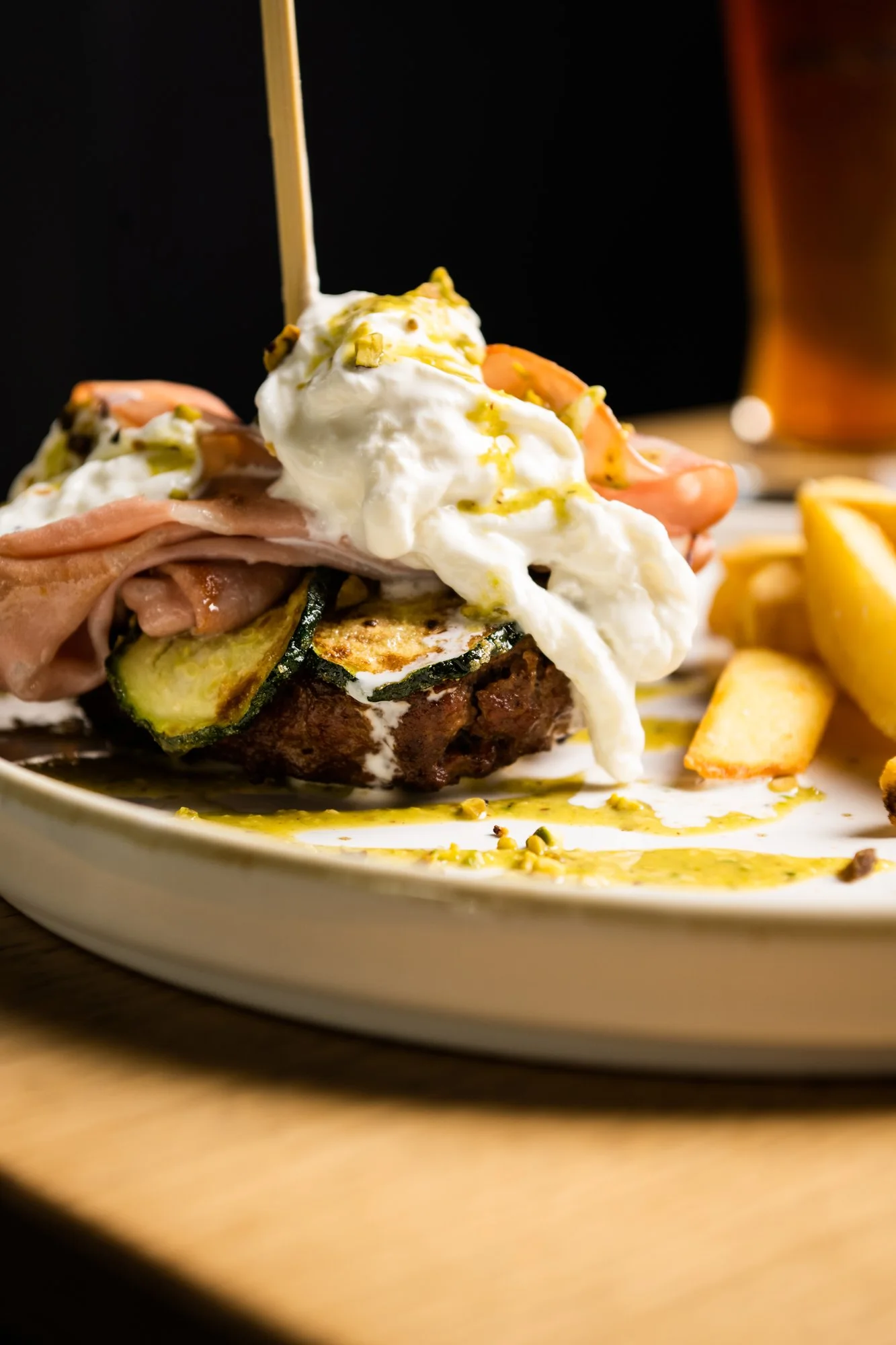 Hamburger con stracciatella, mortadella e patatine