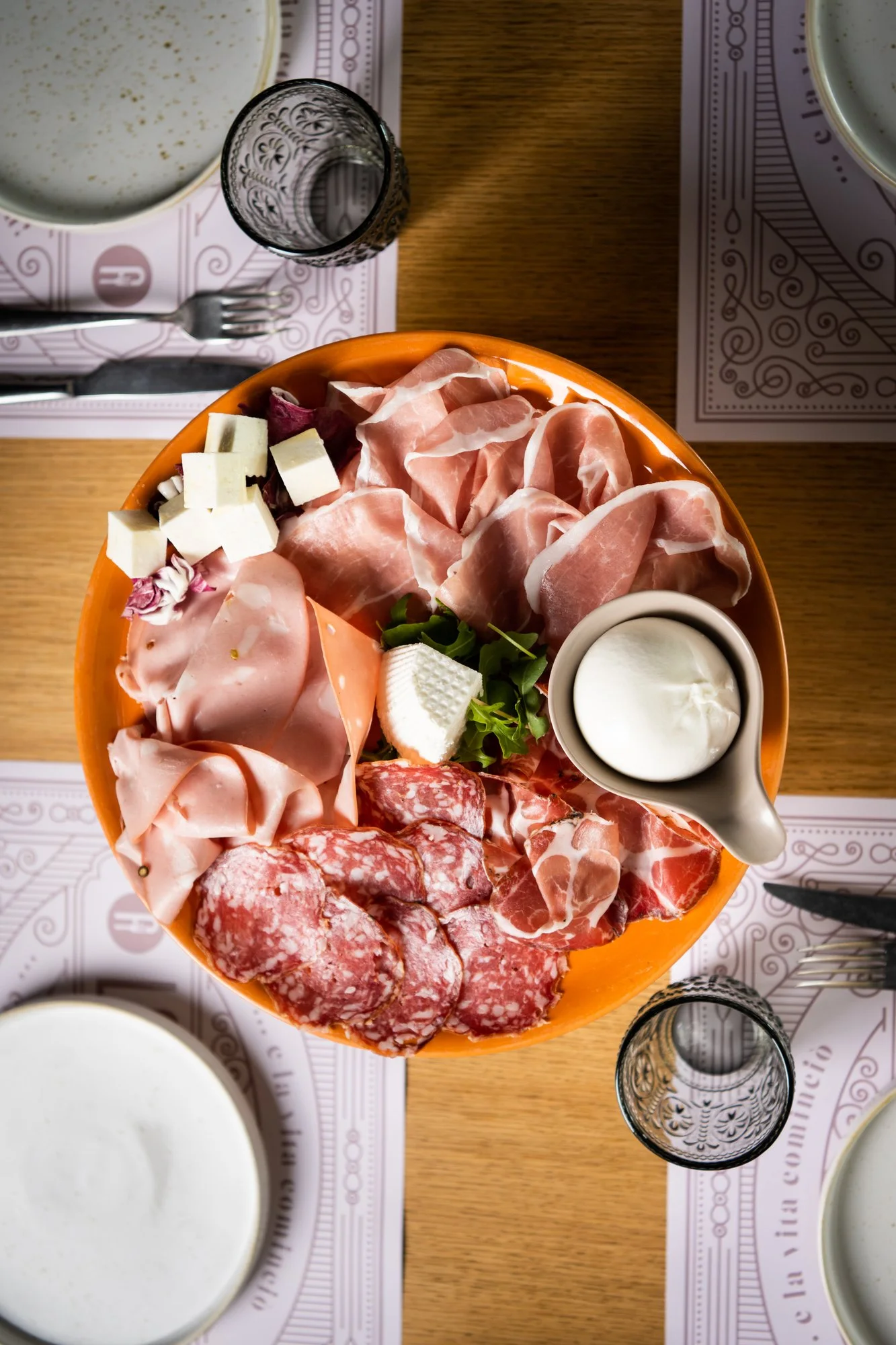 Tagliere di salumi e formaggi con burrata, visto dall'alto